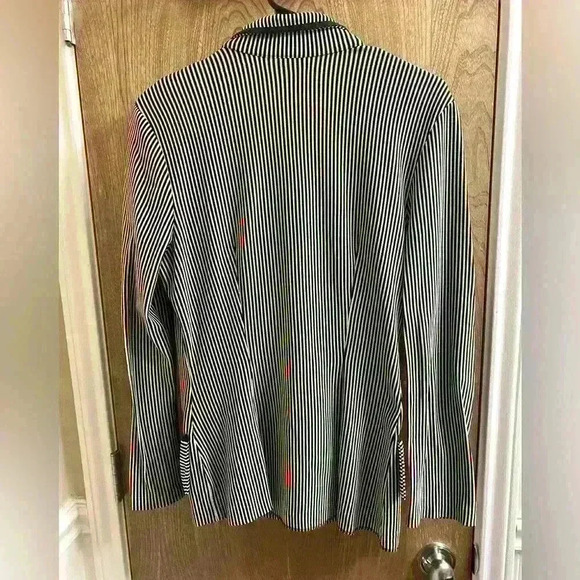 Black and white stripe blazer with shoulder pads very stretchy size medium - Picture 5 of 9